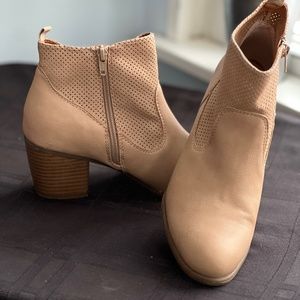 women's size 8 White Mountain Ankle Boots